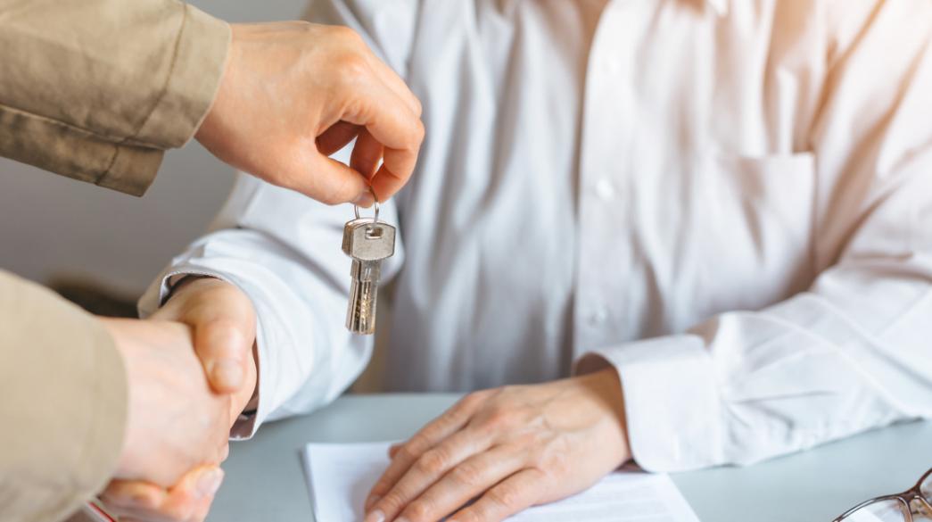 Μεταβιβάσεις ακινήτων: «Τέλος» η εφορία, αποκλειστικά από συμβολαιογράφους